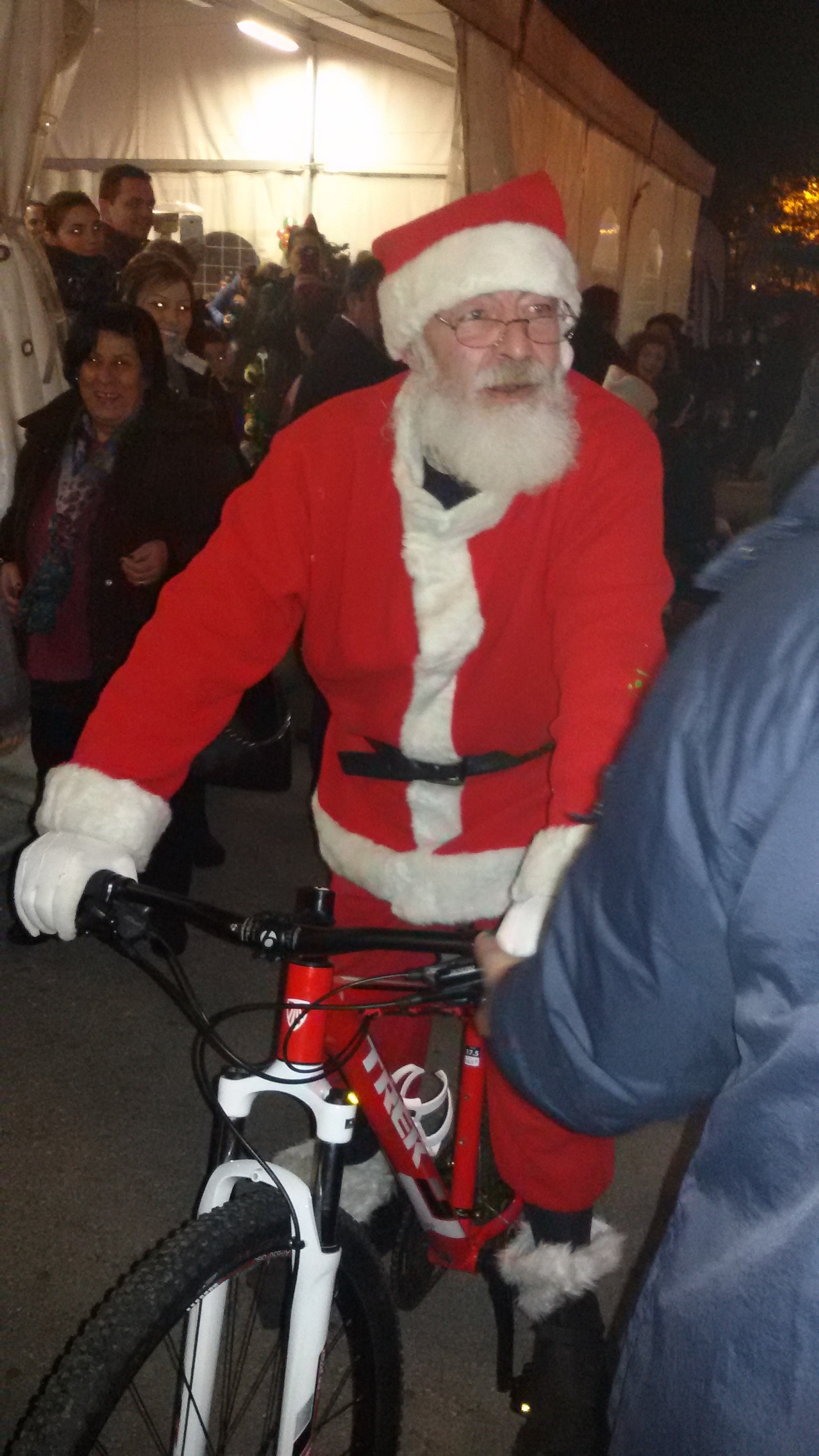 Immagini Babbo Natale In Bicicletta.Partenza Sprint Per I Mercatini Di Torre Del Greco Grazie A Babbo Natale In Bicicletta