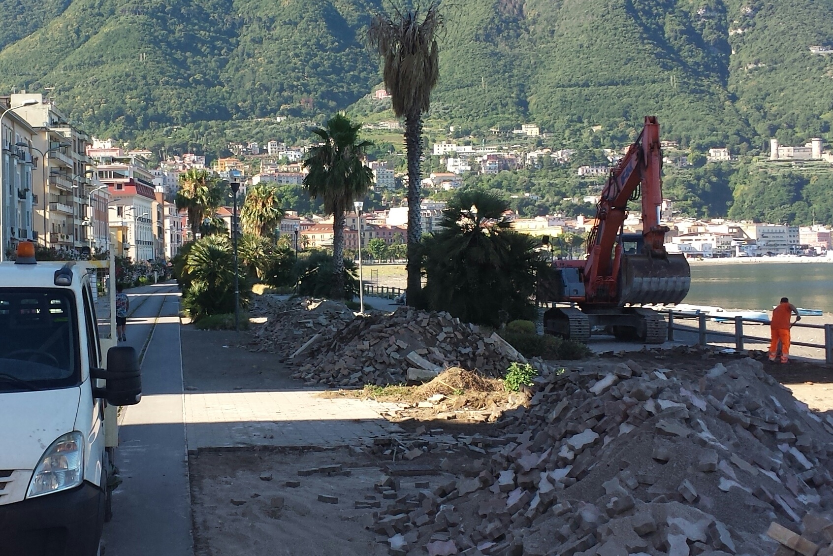 Castellammare lavori in villa comunale parte l esposto anonimo