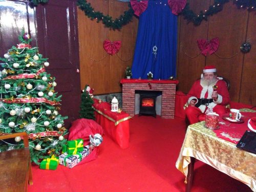 Immagini Di Natale Di Bambini.Il Trenino Dei Bambini Alla Casetta Di Babbo Natale Della Casa Di Riposo A Piano Di Sorrento