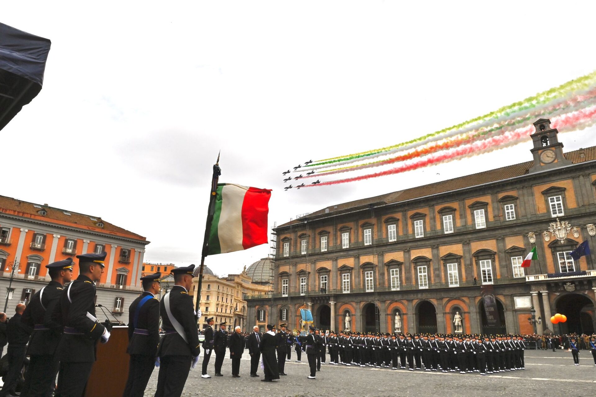 Le Frecce Tricolori a Napoli: lo spettacolo in piazza del Plebiscito