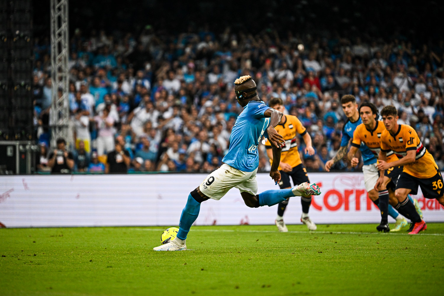Simeone segna 2-0 Napoli ed esulta con in mano la maglia di Maradona