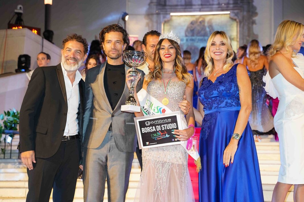 Miss Sud 2023, Helene Ruggiero è la più bella del Mezzogiorno: ha 18 anni  ed di