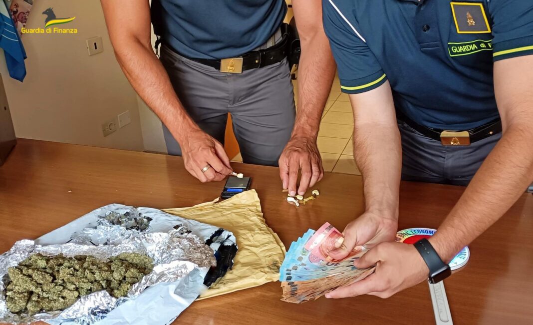 Castellammare Di Stabia Droga Controlli Dei Finanzieri Sequestrate Dosi Tre Arresti